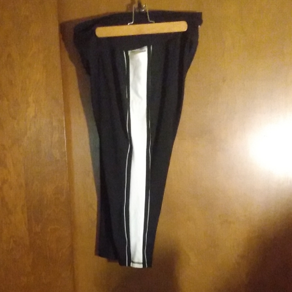 6/$20 Livi Active Black and White Capris - Picture 3 of 7